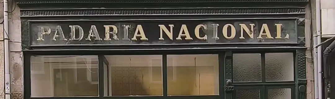 A fachada da Comum, com o letreiro da Padaria Nacional