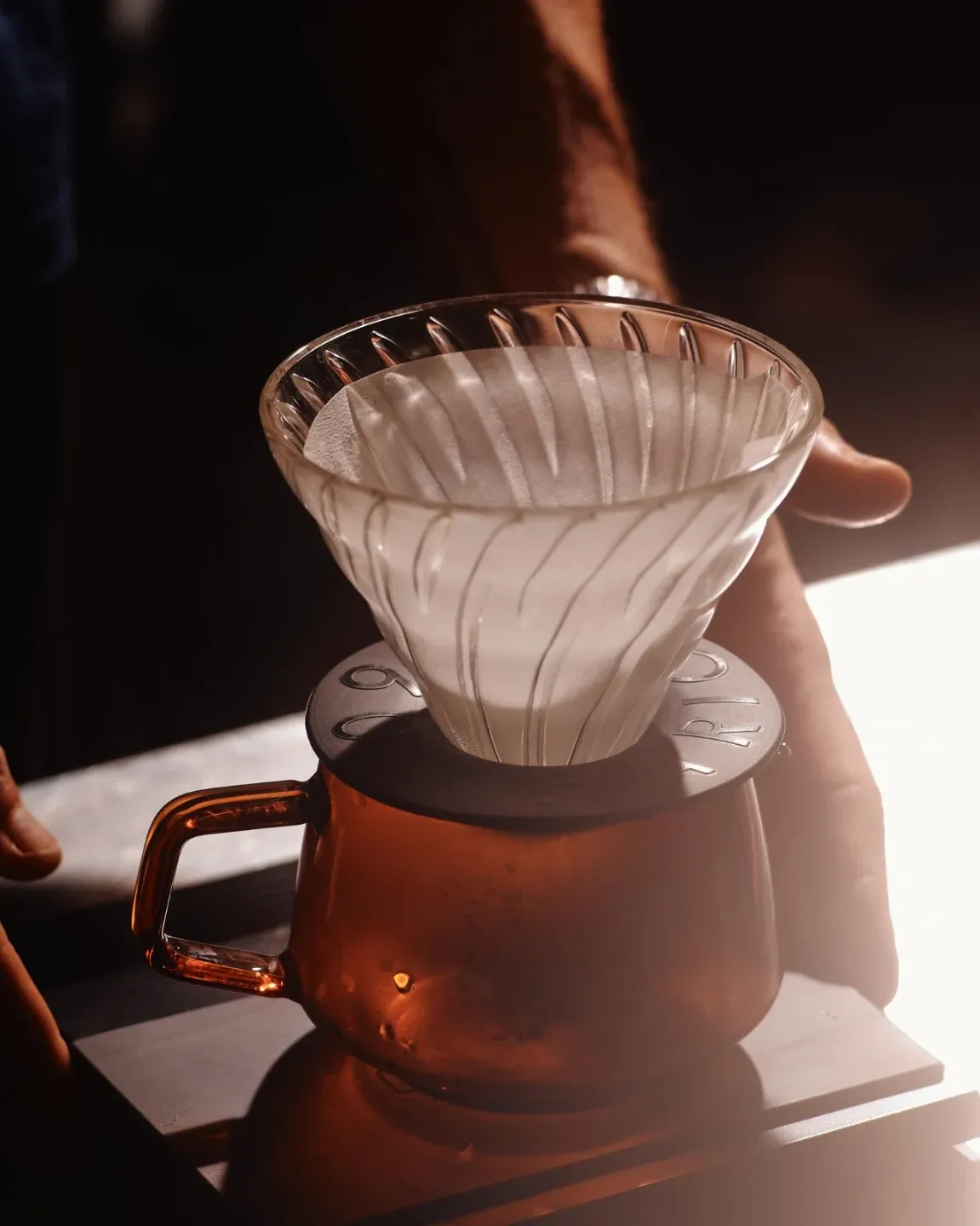 Um filtro V60 da Comum, a escorrer para o jarro